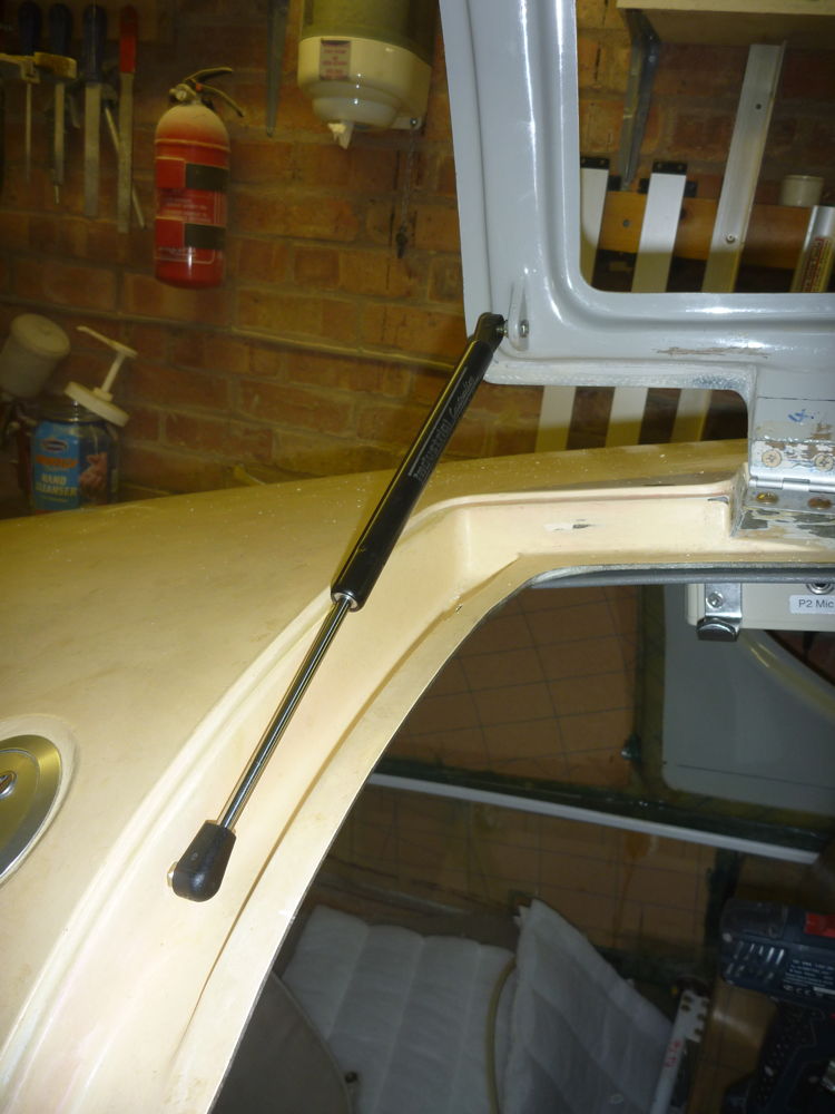 starboard door gas strut fitted